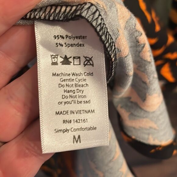 LuLaRoe Halloween Orange & Black Bats & Stripes Randy 3/4 Sleeve Top - Picture 3 of 5